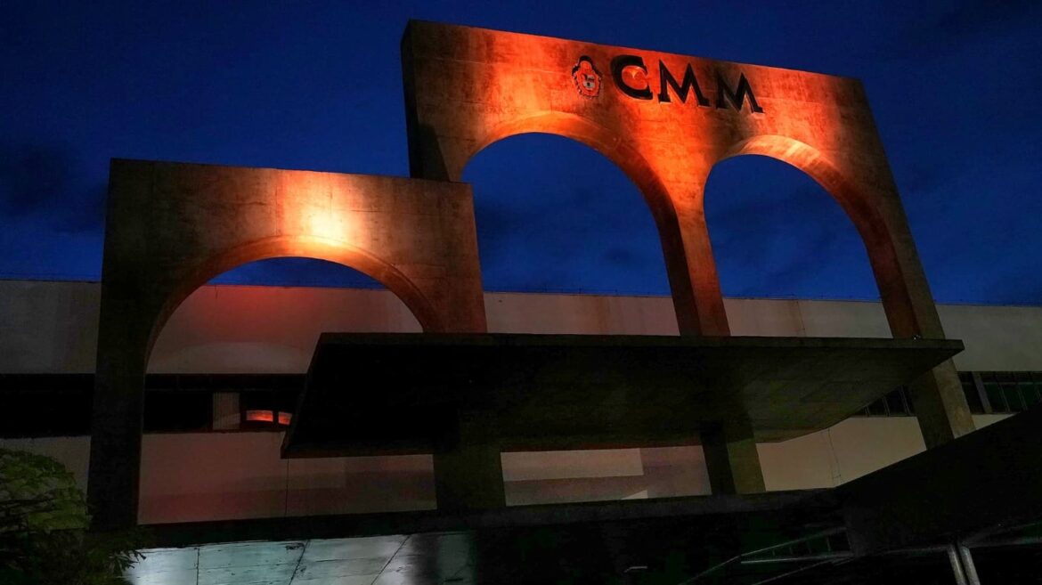 Câmara Municipal de Manaus tem fachada iluminada em apoio ao 'Maio Laranja'