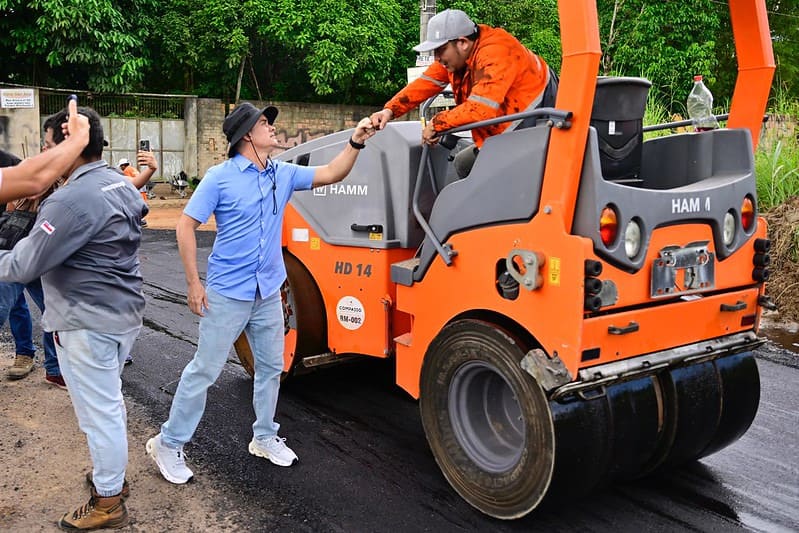 Prefeito David Almeida assina ordem de serviço para asfaltar 20 ruas da comunidade Parque Riachuelo