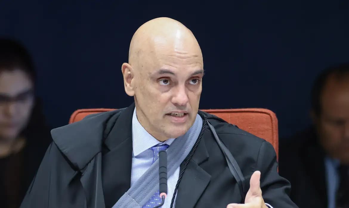 Alexandre de Moraes vota por suspensão parcial de ação que investiga Ramagem por tentativa de golpe