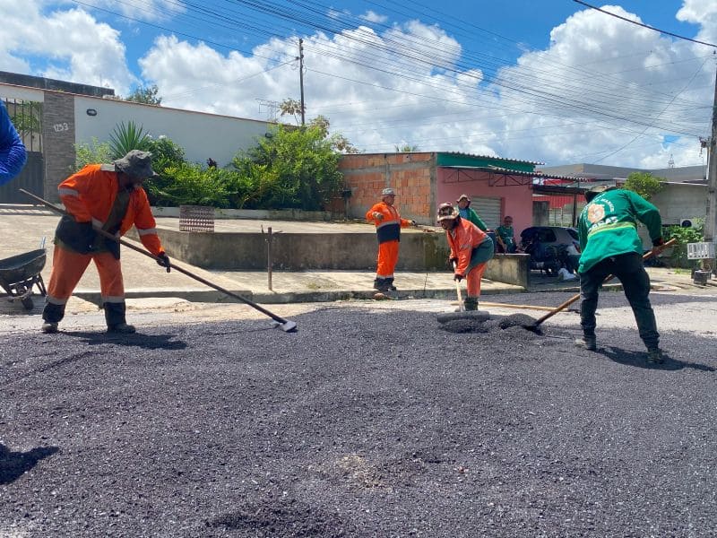 Prefeitura de Manaus atende solicitação de moradores e recupera rua do bairro Flores com asfalto