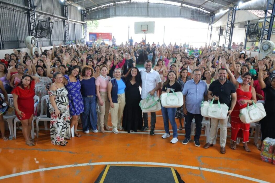 Na véspera do Dia das Mães, governador Wilson Lima entrega kits de bebê para gestantes em Manaus