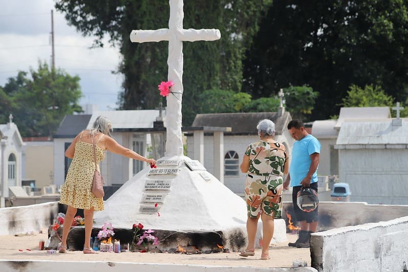 Cemitérios municipais recebem cerca de 200 mil pessoas no Dia das Mães