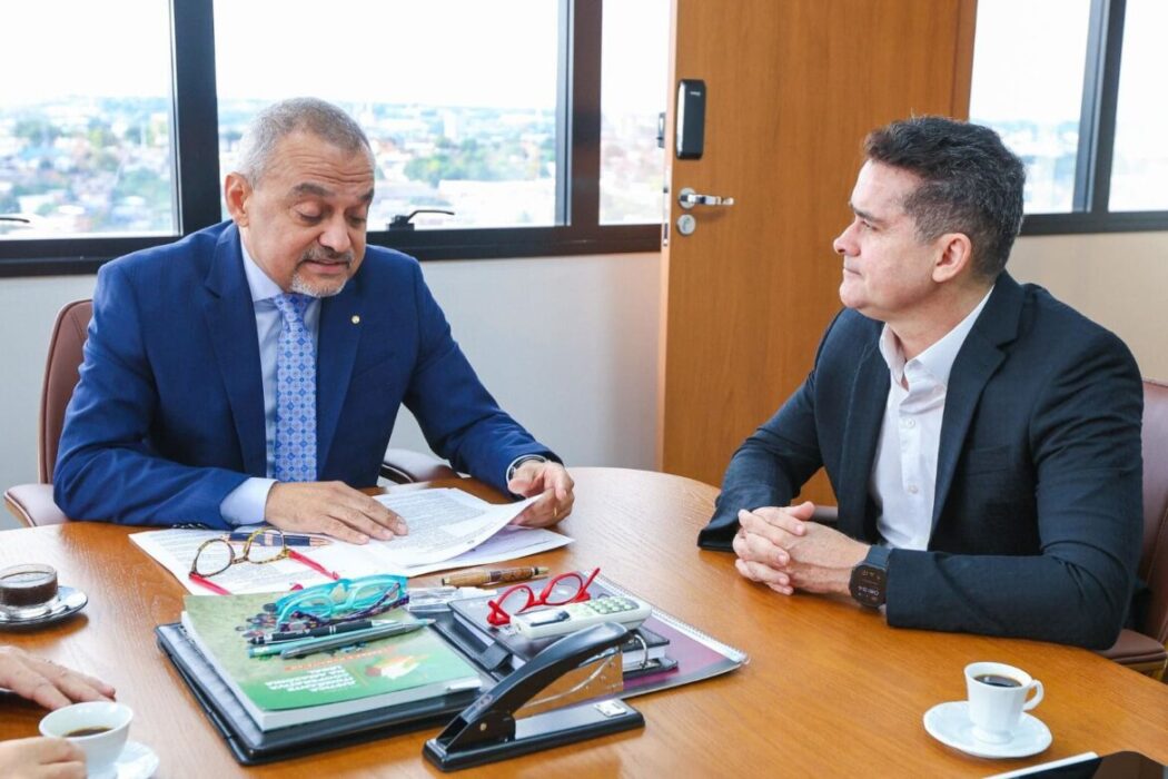 Prefeito David Almeida assina acordo com TJ-AM para perdoar 200 mil ações de dívidas pequenas da justiça