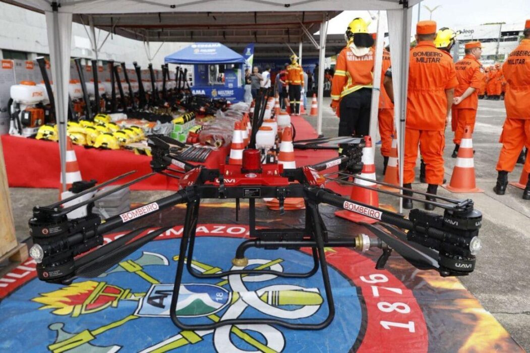 Governador Wilson Lima entrega drones que despejam água e viaturas de grande porte aos Bombeiros destinadas ao interior do Amazonas