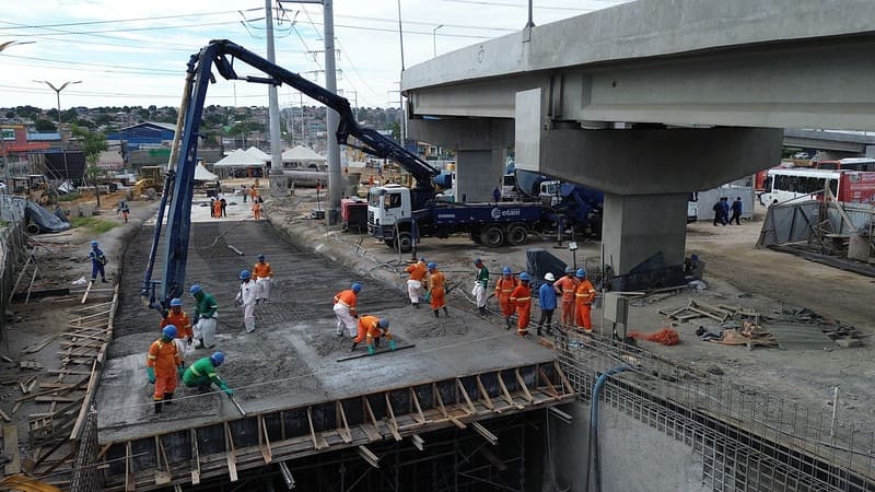 Prefeitura de Manaus concreta a última laje da rotatória do complexo viário Rei Pelé