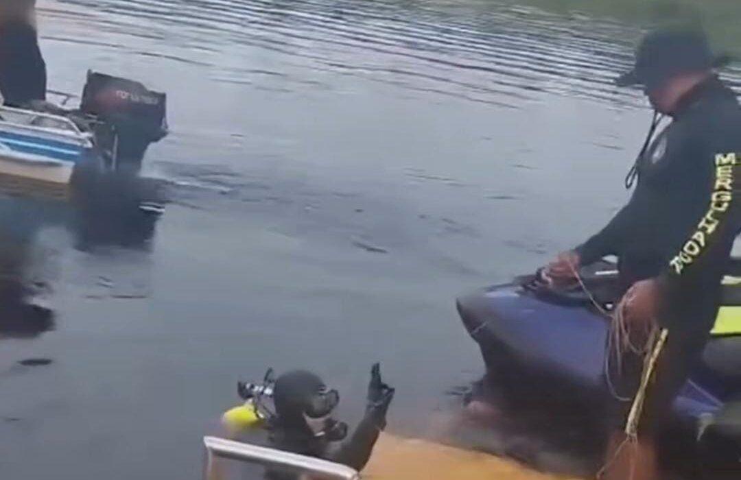 Mergulhadores  resgatam corpo de jovem que morreu após pular de flutuante em igarapé no Tarumã