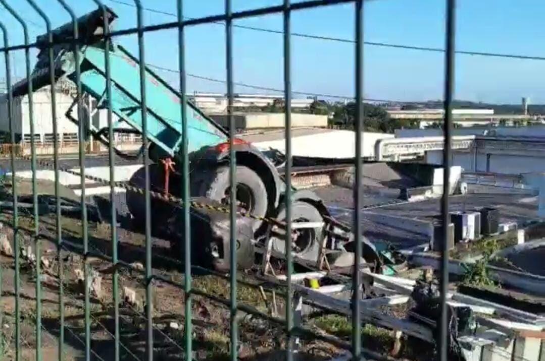 Homem morre após ser atingido por carreta no Distrito Industrial, em Manaus