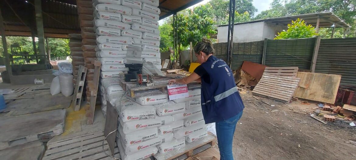 Visa Manaus apreende 50 toneladas de goma de tapioca e interdita indústria ilegal na zona Leste