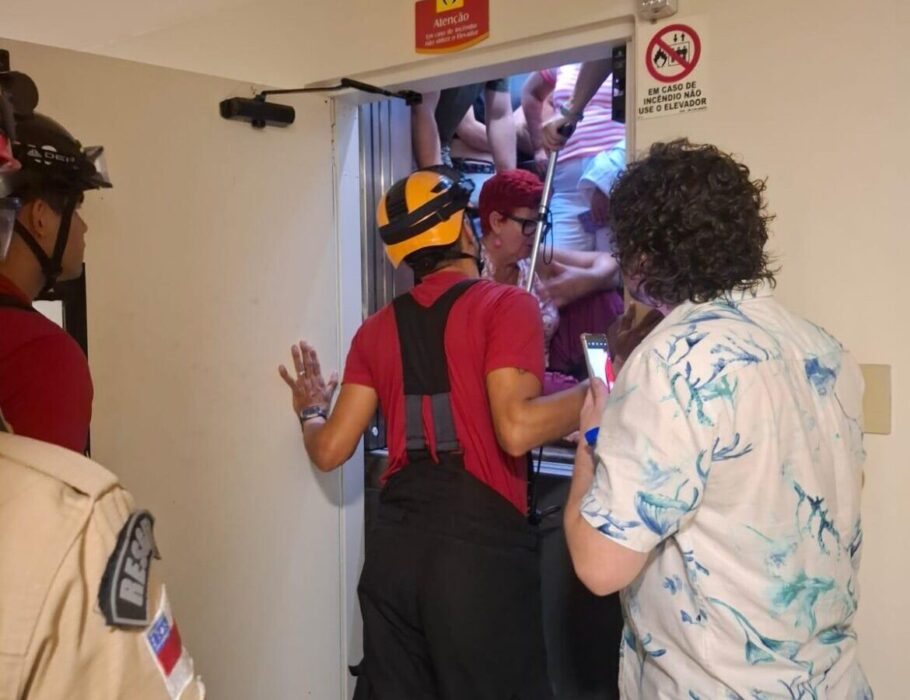 Corpo de Bombeiros resgata seis turistas presos em elevador de hotel no Centro de Manaus