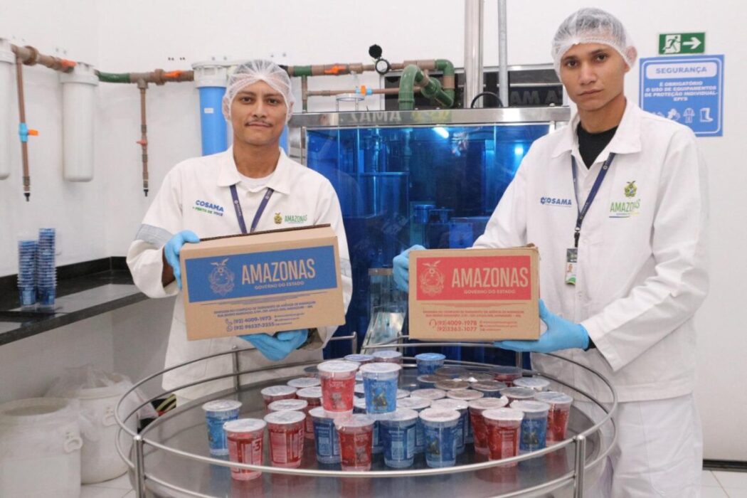 Festival de Parintins 2025: Governo do Amazonas começa processo de envasamento de copos temáticos ‘Água nas Torcidas’