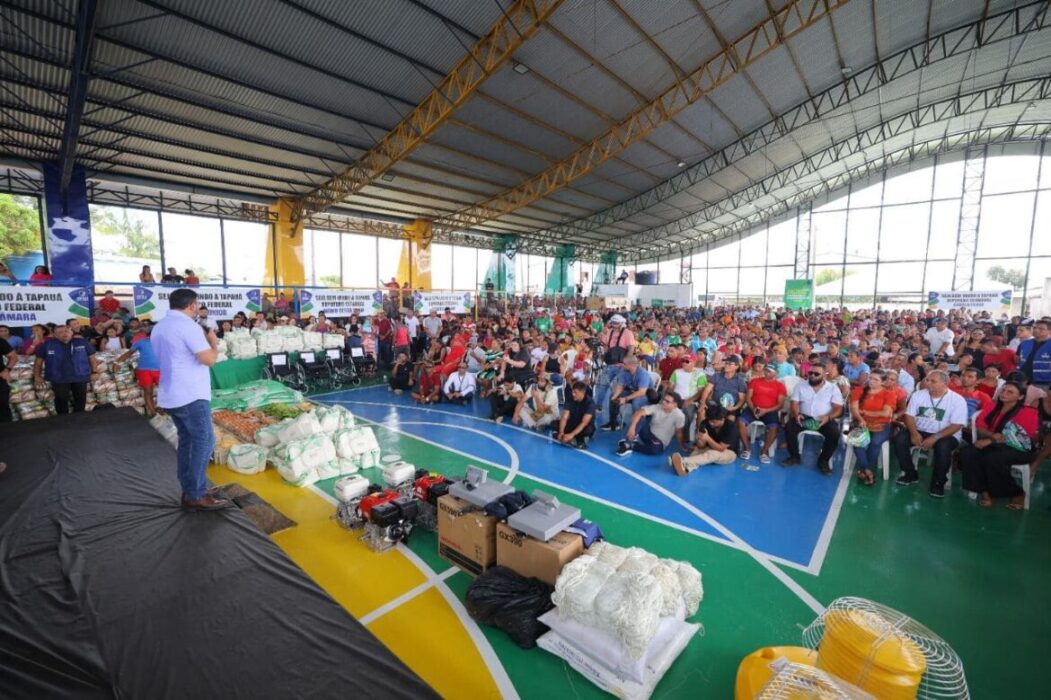 Governador Wilson Lima entrega 4 toneladas de alimentos para famílias e fortalece área do esporte e lazer, em Tapauá