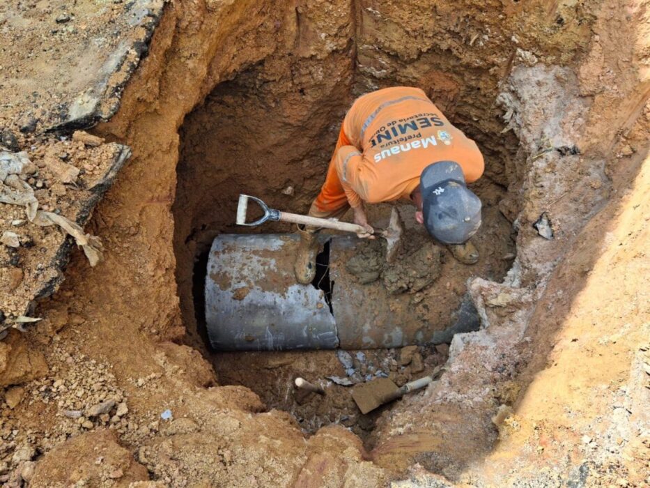 Prefeitura de Manaus atua simultaneamente em dois pontos de drenagem no bairro Lírio do Vale