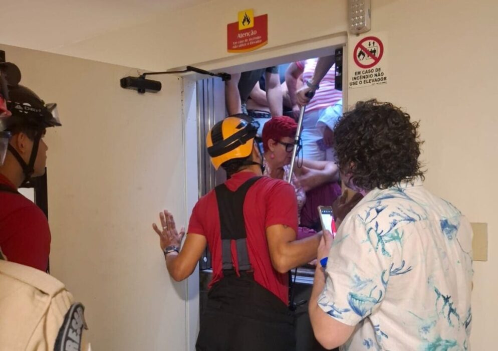 Corpo de Bombeiros resgata seis turistas presos em elevador de hotel no Centro de Manaus