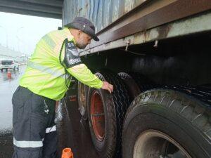 IMMU fiscaliza caminhões e registra 47 autuações em operação na Av. das Torres
