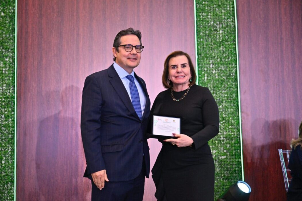 Presidente do TCE-AM é homenageada em Congresso Internacional