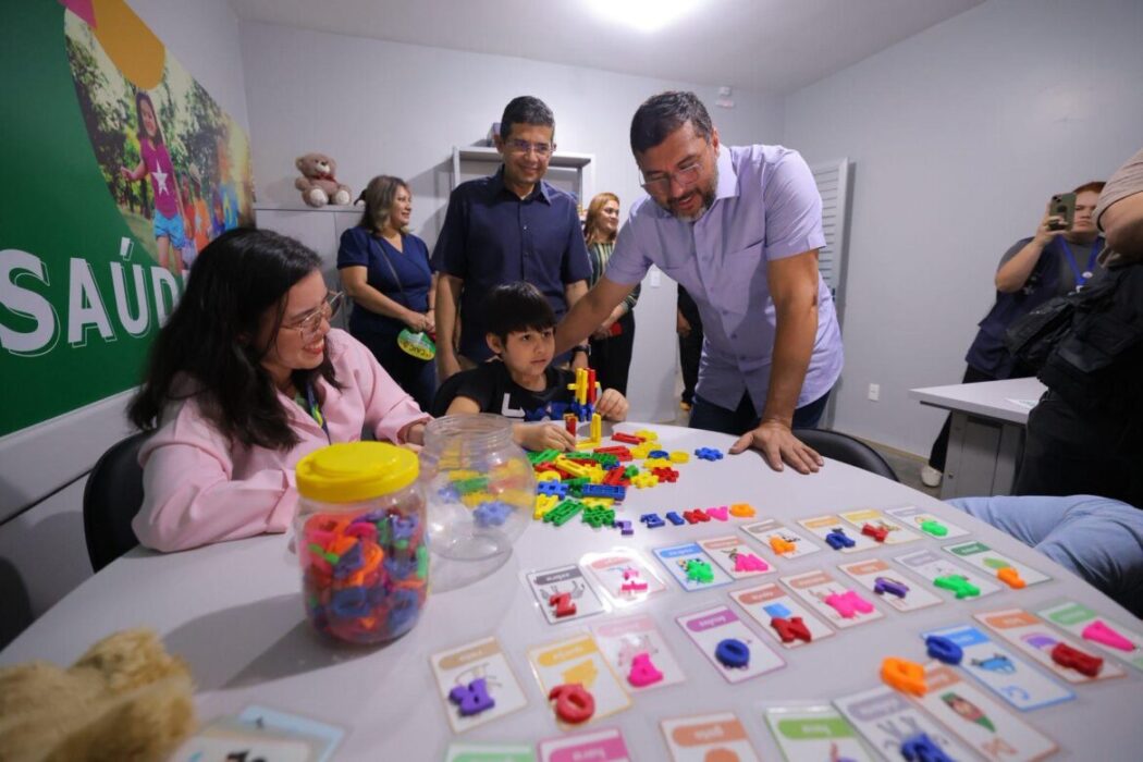 Moradores da zona centro-oeste comemoram reinauguração do Caic José Carlos Mestrinho