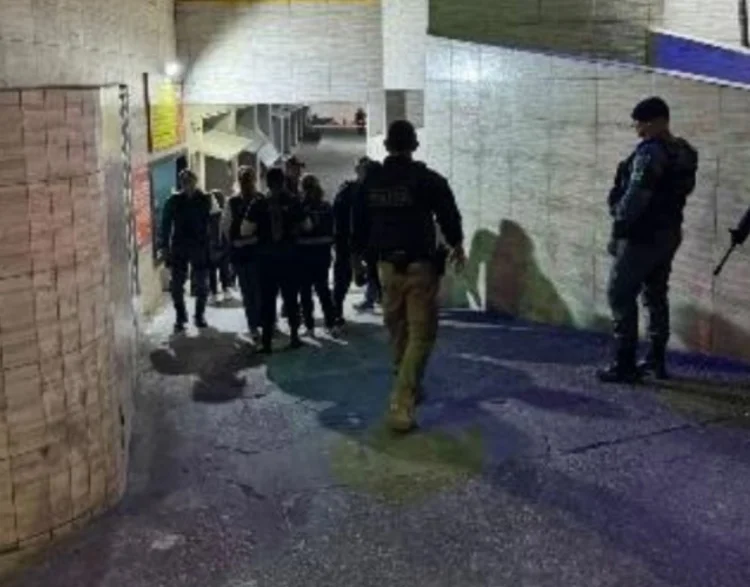 Homem é pr3so ao sair de mot3l com adolescente de 15 anos em Manaus