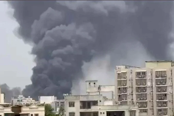 Avião cai com 242 pessoas na Índia