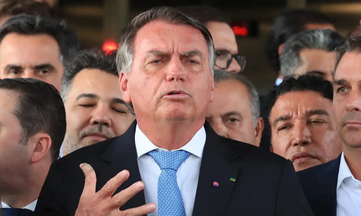 Bolsonaro nega tentativa de fuga e pede revogação da prisão domiciliar