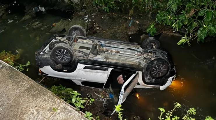 Carro despenca em igarapé e motorista fica ferido em Manaus