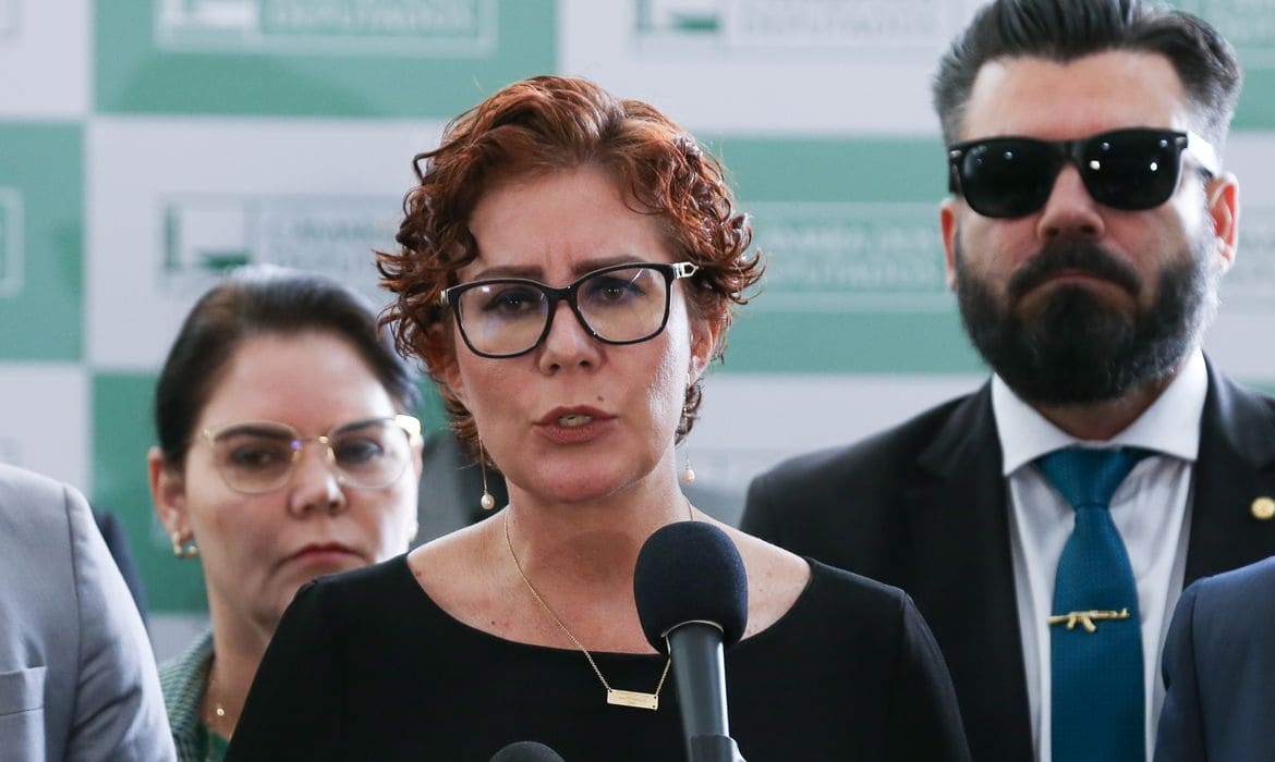 Câmara autoriza licença de 127 dias à deputada Carla Zambelli