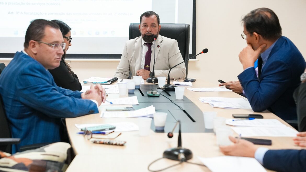 Projeto que garante acesso de veículos com pessoas com TEA às faixas exclusivas recebe parecer favorável em reunião da CCJR na CMM