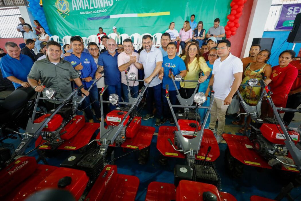 Em Barreirinha, governador Wilson Lima entrega implementos agrícolas para fortalecer cadeias produtivas da região