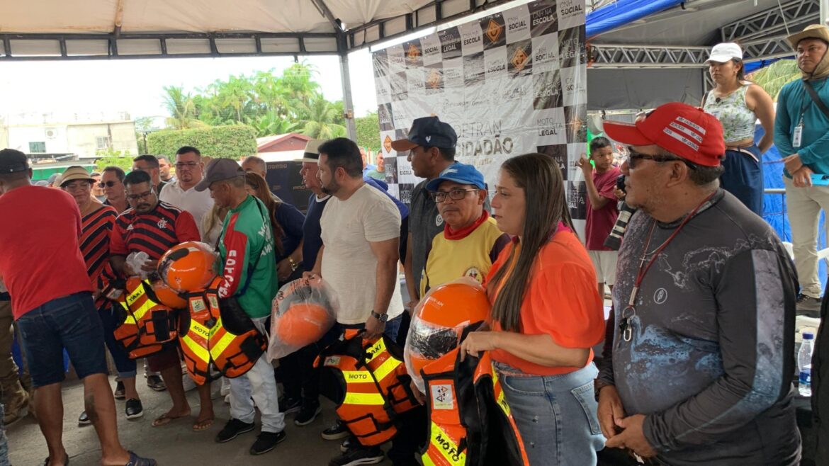 Detran-AM contempla 230 mototaxistas com kits de capacete e colete em Borba
