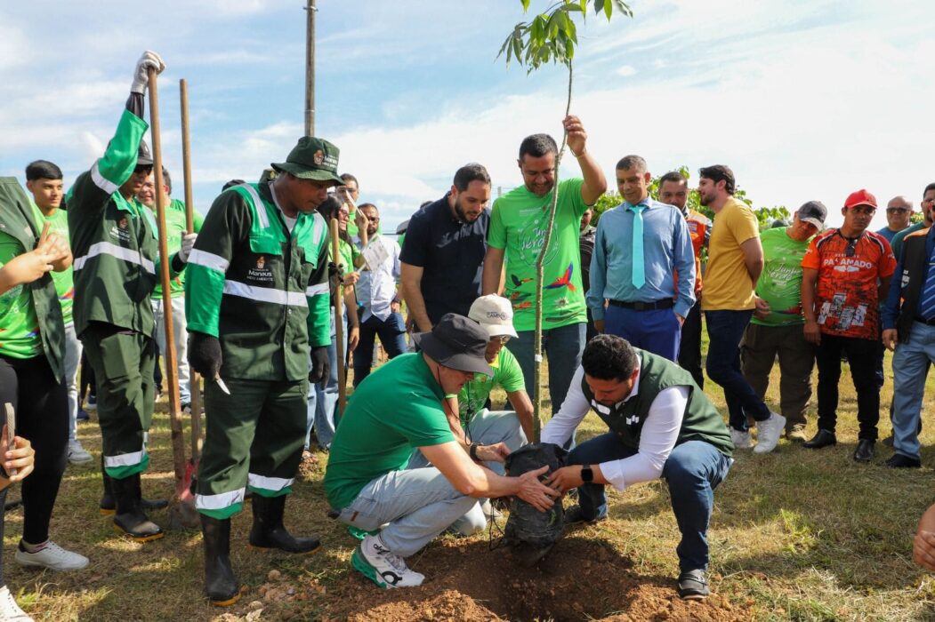 Prefeito David Almeida lança ações com foco em reflorestamento urbano, adesão aos ODS e logística reversa nas escolas municipais