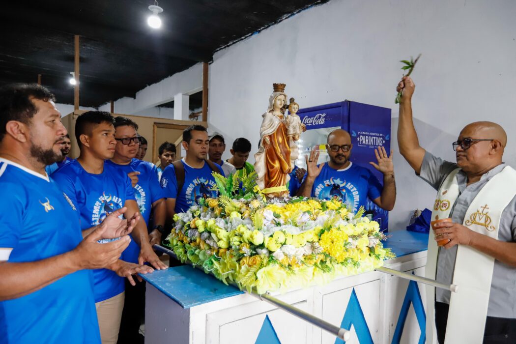 Emoção e devoção marcam visita da imagem peregrina de Nossa Senhora do Carmo ao Galpão do Boi Caprichoso