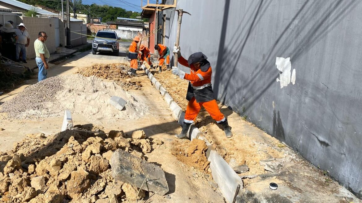 Prefeitura de Manaus executa frente de obras com recuperação de calçada no conjunto 31 de Março