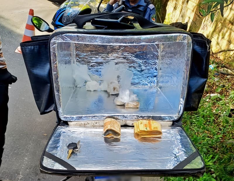 Motociclista é flagrado com entorpecentes e cerca de R$ 1,3 mil em dinheiro, na zona norte de Manaus