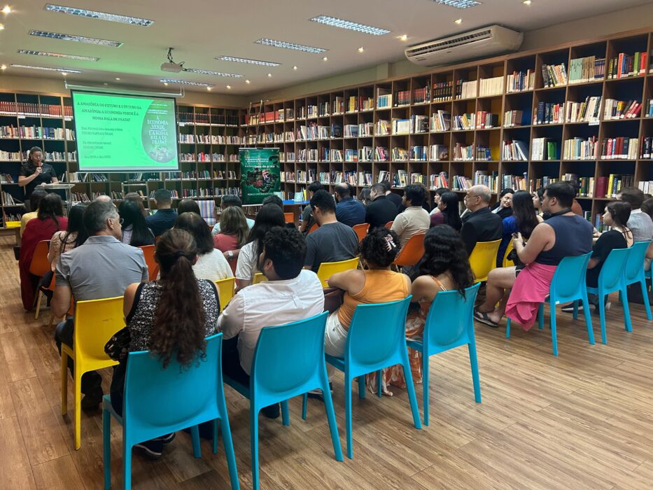 Debate sobre o futuro da Amazônia marca lançamento de obra sobre economia verde em Manaus