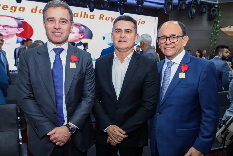 Prefeito David Almeida participa de homenagem ao ministro do STF, André Mendonça, durante Assembleia Geral da Ieadam