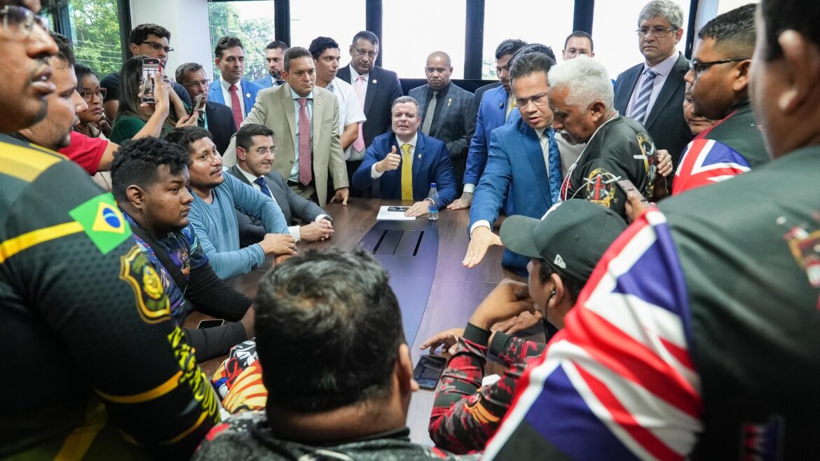 Câmara Municipal de Manaus recebe representantes de 'motorubers' para diálogo sobre regulamentação da categoria