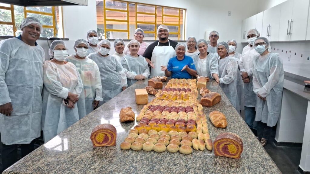 Imigrantes acolhidos pelo Governo do Amazonas recebem certificados do Projeto Padaria Artesanal