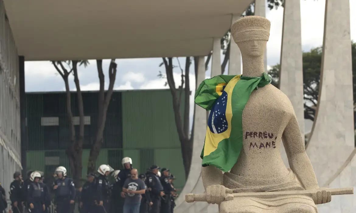 STF nega recurso de mulher que pichou estátua no 8 de janeiro