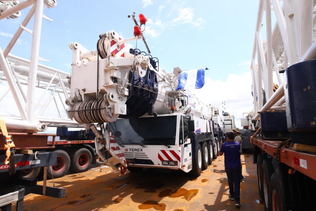 Guindastes chegam a Parintins e marcam início da montagem do espetáculo do Boi Caprichoso