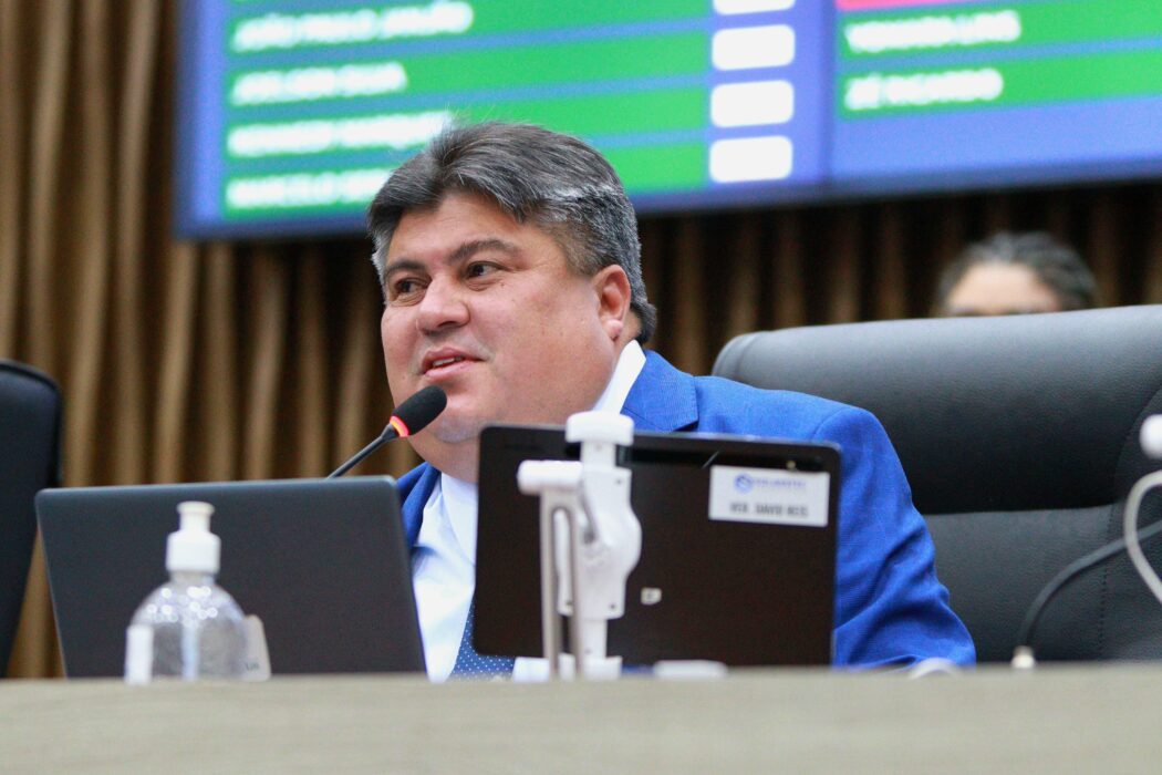 Presidente David Reis antecipa pagamento dos servidores da CMM