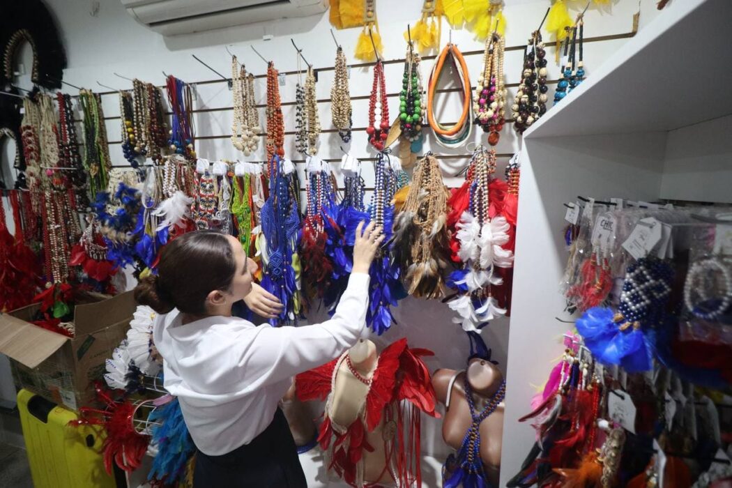 Festival de Parintins 2025: Amazonastur reforça campanha “Turismo sem Penas” para prevenir uso ilegal de penas naturais