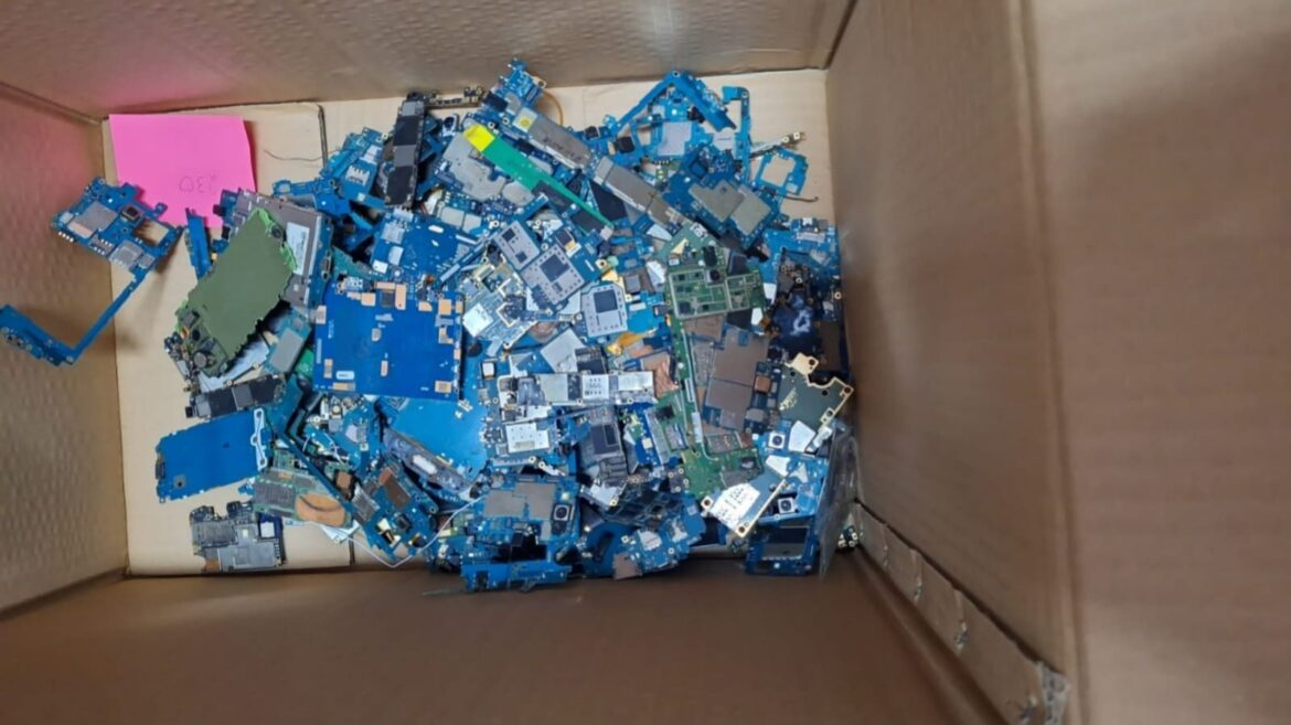 Dupla é presa em “laboratório” de desmanche de celulares no Centro de Manaus