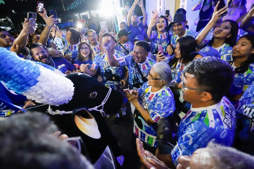 Com multidão e percurso por redutos tradicionais, Caprichoso realiza maior Boi de Rua da história
