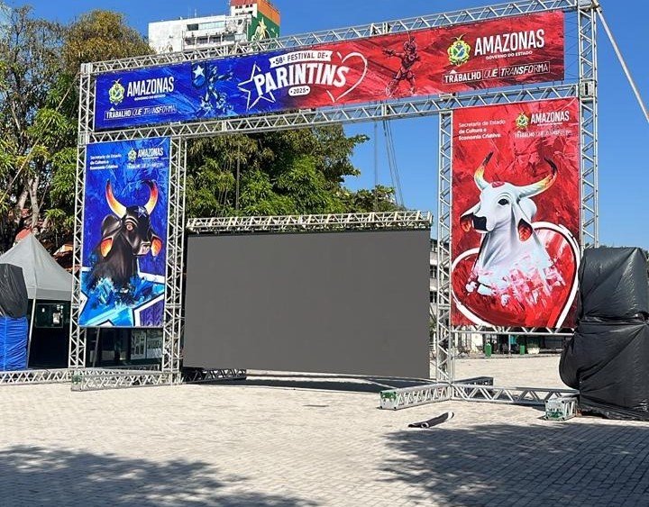 Festival de Parintins 2025: Telão para a transmissão da Festa dos Visitantes e Festival de Parintins está montado no Largo de São Sebastião