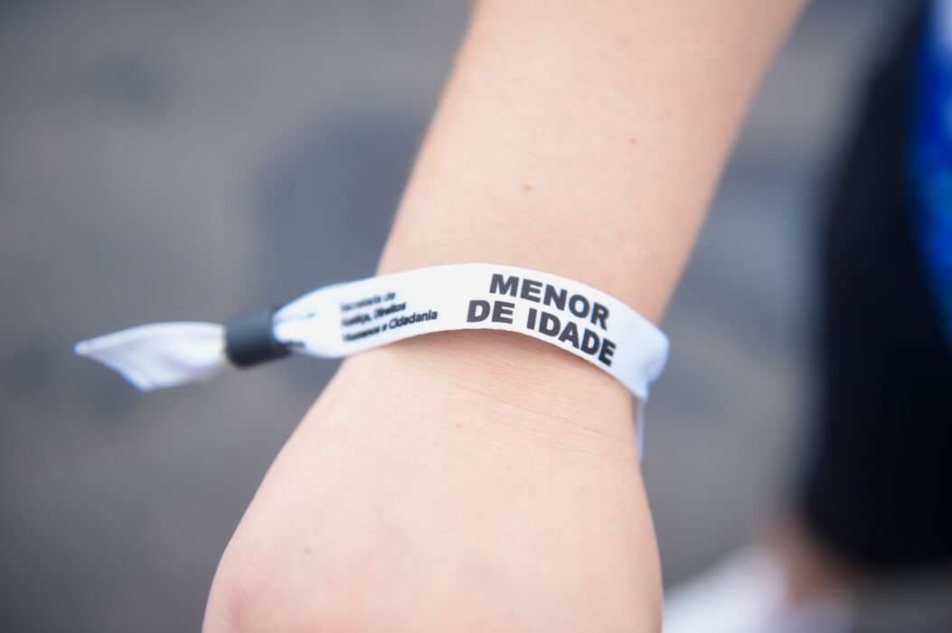 Festival de Parintins 2025: Sejusc e rede de proteção credencia crianças e adolescentes