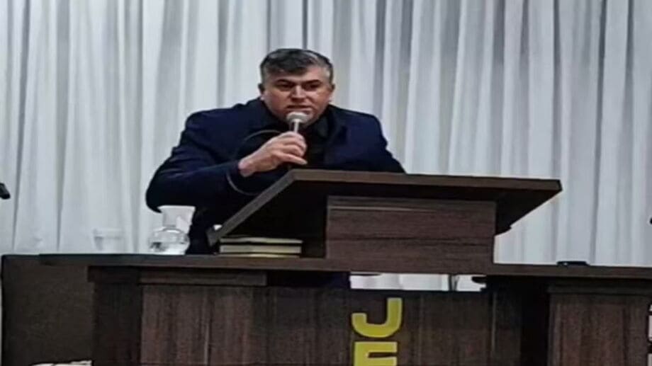 Vídeo: pastor morre durante culto ao vivo