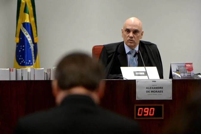 Moraes diz que Bolsonaro confessou extorsão contra Justiça ao falar de anistia