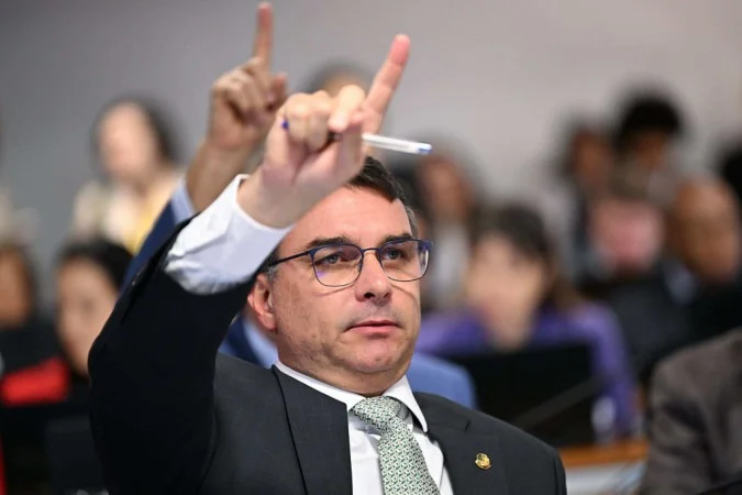 Flávio Bolsonaro admite que taxação de Trump é "injusta" com o setor produtivo
