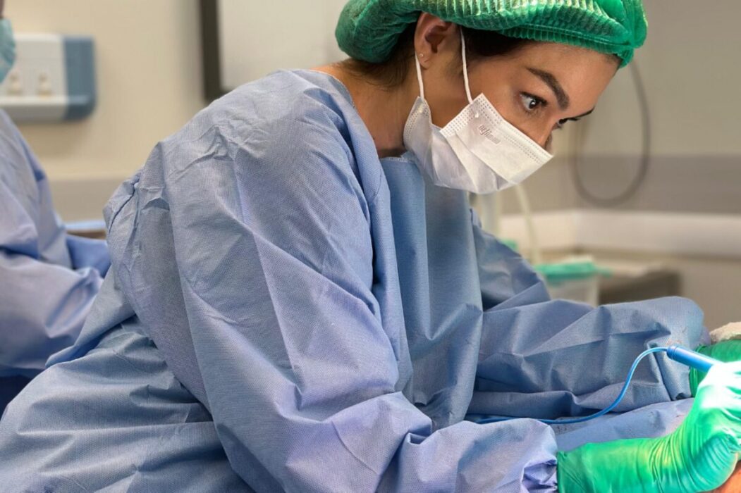 Mastopexia corrige flacidez nas mamas após a maternidade