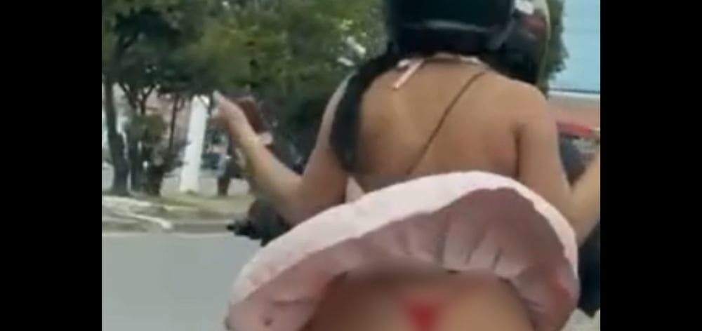 Vídeo flagra mulher em motocicleta com o vestido suspenso pelo vento em Manaus 