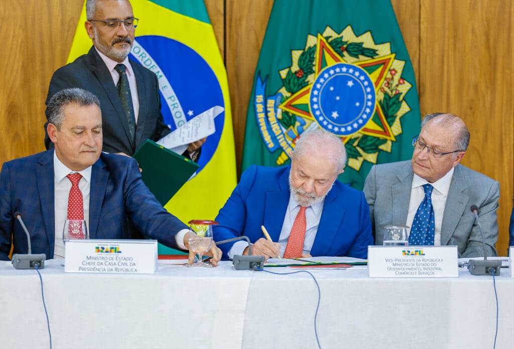 Lula regulamenta a Lei de Reciprocidade Comercial